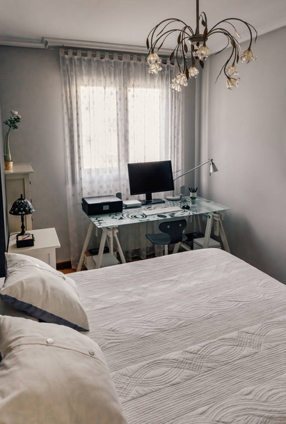 Dormitorio doble con oficina en casa - Foto, imagen