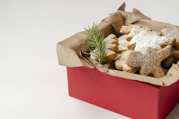 biscoitos de Natal de gengibre na caixa em placas de madeira branca
 - Foto, Imagem