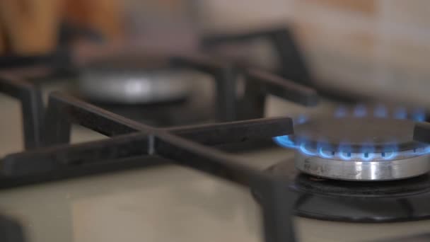 Detailní záběr z modrého ohně z domácí kuchyně, sporák. Plynový vařič s hořící plameny propan plyn. - Záběry, video