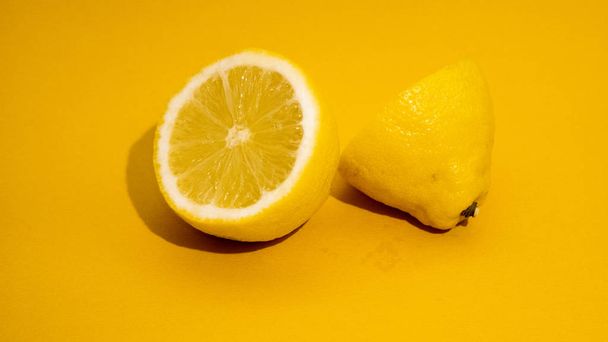 Tranche de citron juteuse sur fond jaune isolé
 - Photo, image