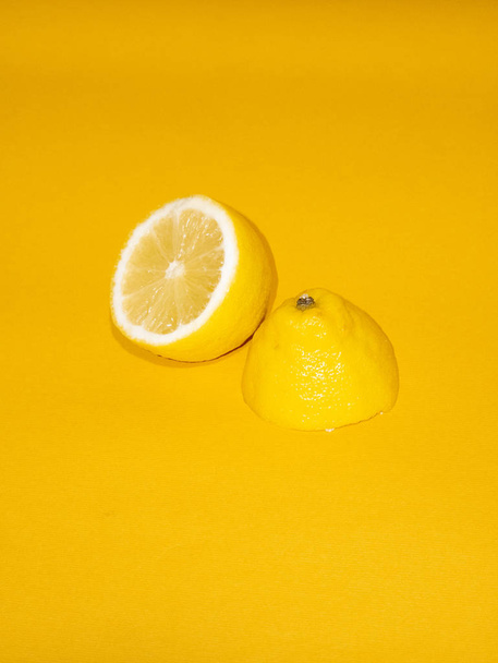 Sarı arka planda sulu bir dilim limon izole edilmiş. - Fotoğraf, Görsel