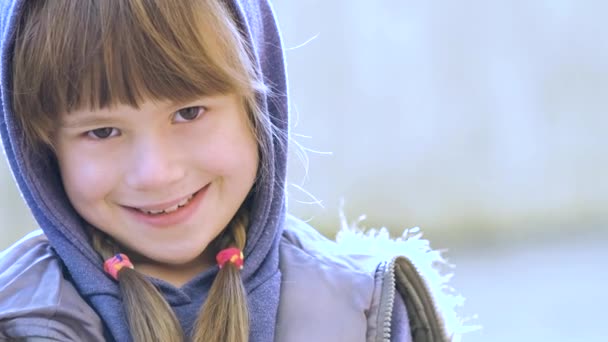 Porträt eines glücklichen Mädchens in warmer Kleidung im Herbst im Freien. - Filmmaterial, Video