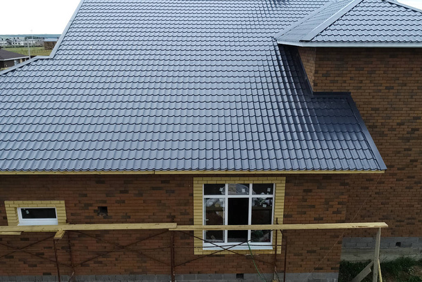 Gegolfd metalen dak en metalen dakbedekking. Modern dak gemaakt van met - Foto, afbeelding