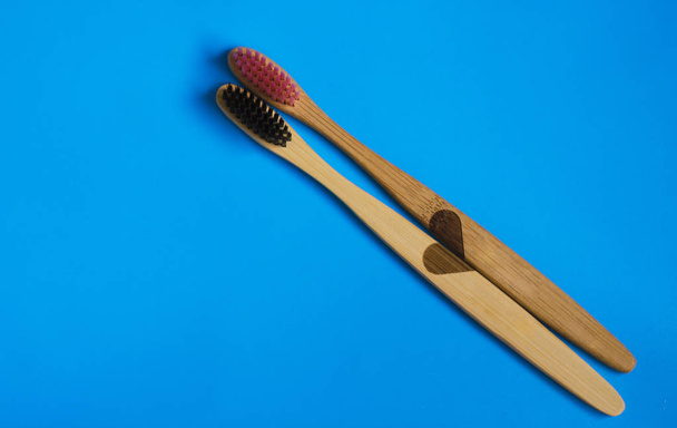 brosses à dents éco naturel en bambou sur fond bleu. zéro déchet pose plate 6
 - Photo, image