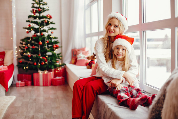 Mother with cute daughter at home - Foto, Bild