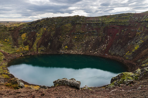 Kerid Crater Lake, gevormd uit een inactieve vulkaan, is te vinden bij de Gouden Cirkel IJsland - Foto, afbeelding