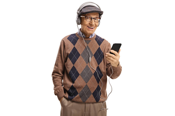 Hombre mayor escuchando música en auriculares desde un teléfono móvil
  - Foto, imagen