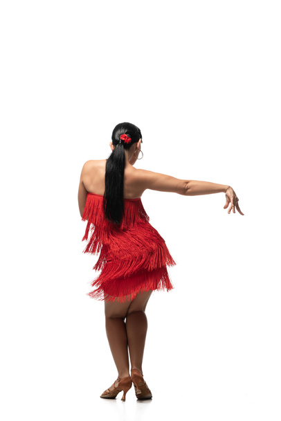 vista posterior de bailarina en vestido elegante con franja realizando tango sobre fondo blanco
 - Foto, imagen