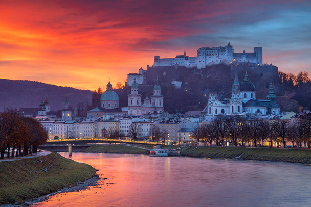 Зальцбург, Австрія. Cityscape image of the Salzburg, Austria with Salzburg Cathedral during Beautiful осінній схід сонця. - Фото, зображення