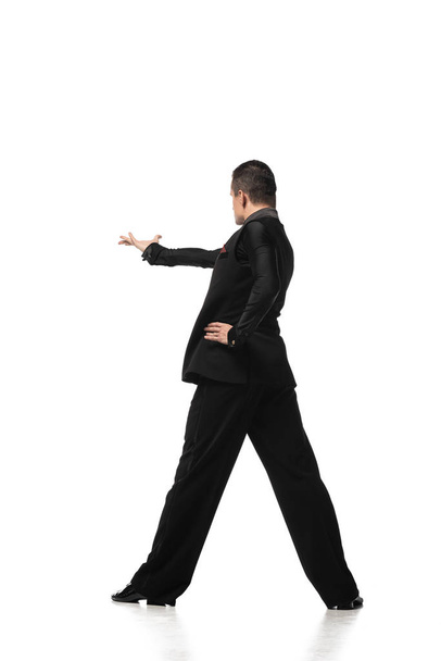 vista trasera de bailarina de tango con estilo invitando a bailar sobre fondo blanco
 - Foto, imagen
