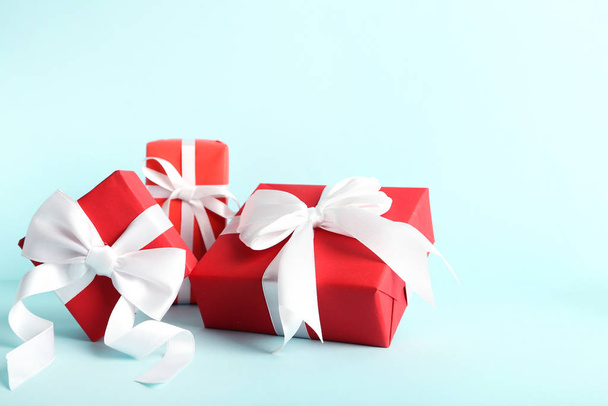 Gift boxes with ribbons on blue background - Foto, Imagem