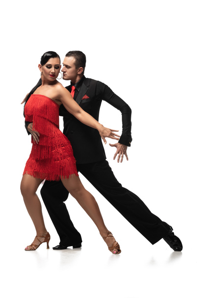 couple élégant et sensuel de danseurs exécutant le tango sur fond blanc
 - Photo, image