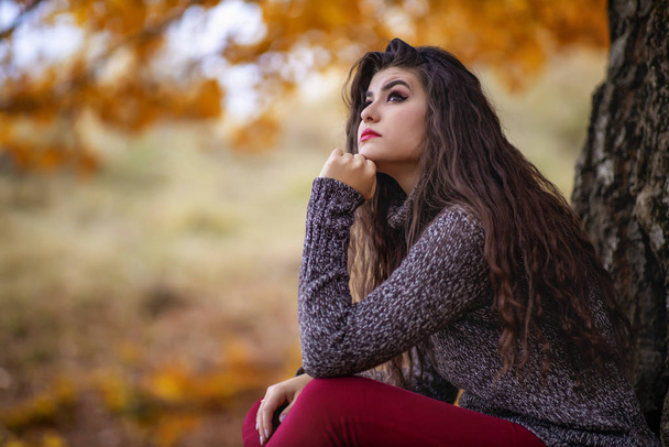 Muotokuva kaunis latino nuori nainen syksyllä edessä
 - Valokuva, kuva