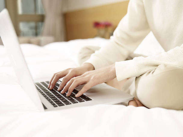 Ázsiai nő használ laptop, ágy - Fotó, kép