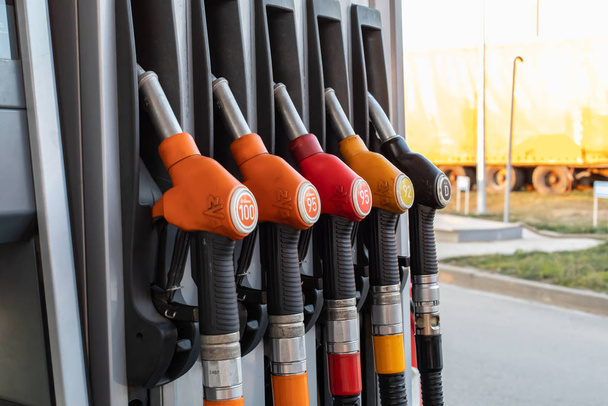 ロシアのモスクワ地方の21-11-2019 。ガソリンとディーゼル燃料の異なるタイプのガソリンスタンドでポンプ。ガソリンの販売場所 - 写真・画像