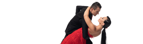 plano panorámico de elegante pareja realizando tango aislado sobre blanco
 - Foto, Imagen