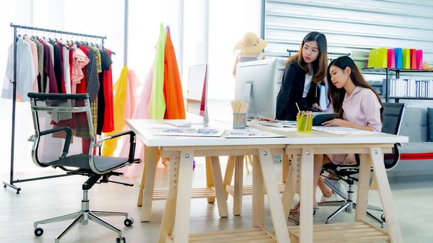 Two Asia young designer working in garment industry - Foto, Bild