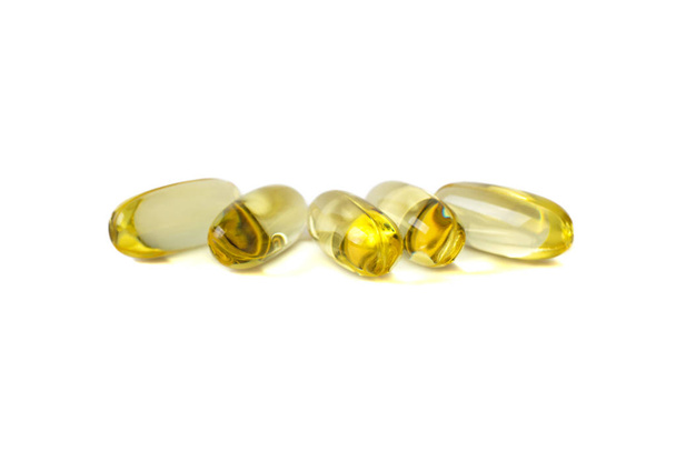 capsules omega 3 geïsoleerd op witte achtergrond - Foto, afbeelding