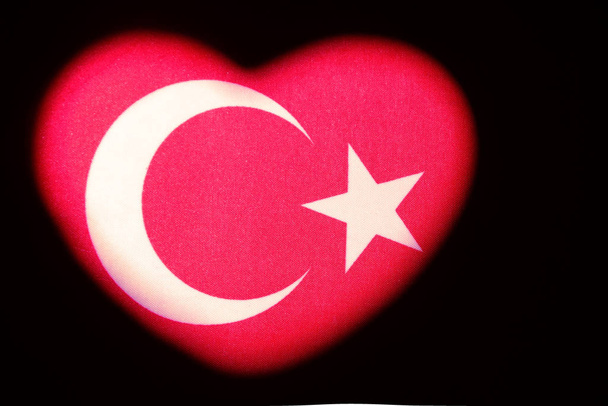 Bandera de Turquía. Corazón rojo con una estrella y una media luna. Un símbolo de patriotismo o una boda en el Mediterráneo. El concepto de amor turco por la patria o el turismo
. - Foto, Imagen