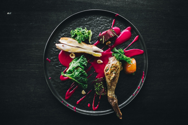 Ресторан "Мішлен" подає органічне каченя з кале та буряком на темній тарілці, кухарі.  - Фото, зображення