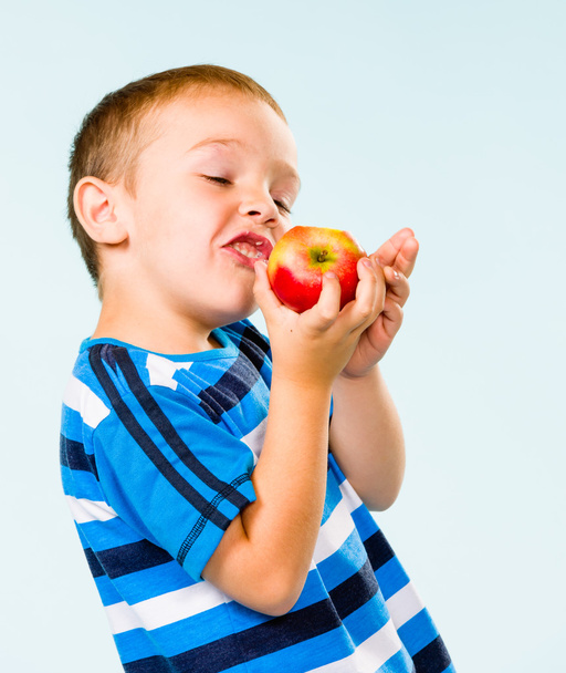 Boy and apple - Foto, afbeelding