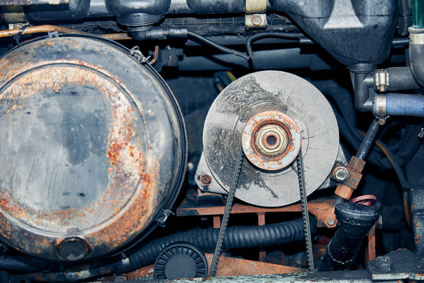 Detalles del motor. Piezas de motor viejas y oxidadas
 - Foto, Imagen