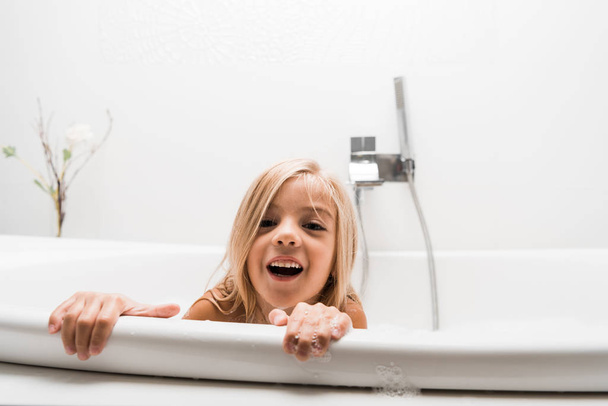 boldog gyermek fürdés és nevetés otthon  - Fotó, kép