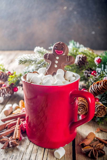 Taza de chocolate caliente de Navidad con hombre de pan de jengibre de chocolate
 - Foto, imagen