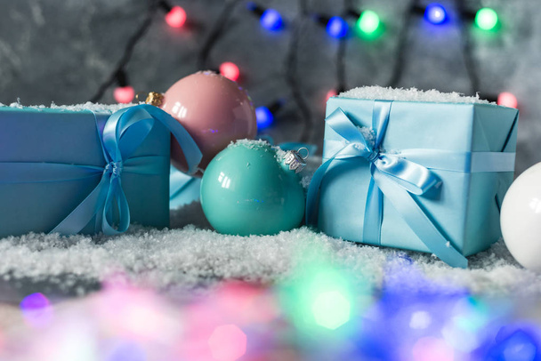 Regali di Natale e decorazioni di Capodanno e palline sulla neve
 - Foto, immagini