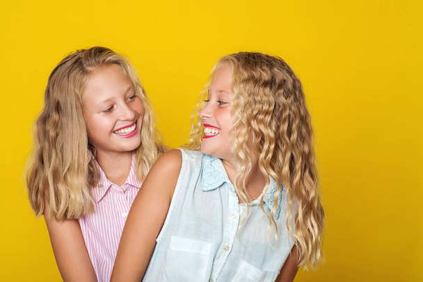 Irmãs felizes sorrindo e se divertindo juntas. Beleza e moda
 - Foto, Imagem