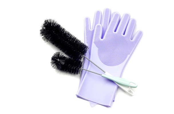 Rubber handschoenen voor het afwassen en schoonmaken van het huis en de borstels - Foto, afbeelding