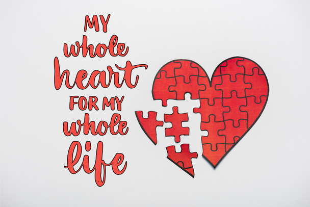vista superior de dibujado rompecabezas en forma de corazón rojo cerca de todo mi corazón para toda mi vida cartas en blanco
  - Foto, imagen
