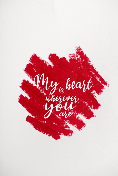 bovenaanzicht van rode streep met mijn hart is waar je ook bent letters geïsoleerd op wit  - Foto, afbeelding