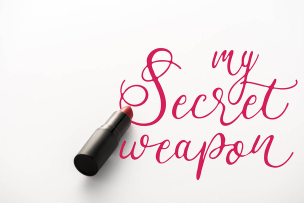 tubo negro con lápiz labial rojo cerca de mis cartas de armas secretas en blanco
  - Foto, Imagen