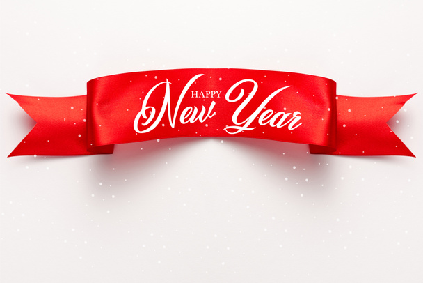 vue de dessus du ruban de satin rouge avec le lettrage heureux de nouvelle année sur blanc
  - Photo, image