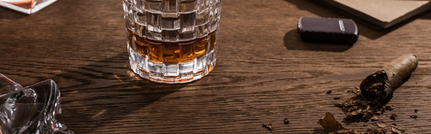 Bicchiere di brandy con sigaro, accendino e libro su tavolo in legno, colpo panoramico
 - Foto, immagini