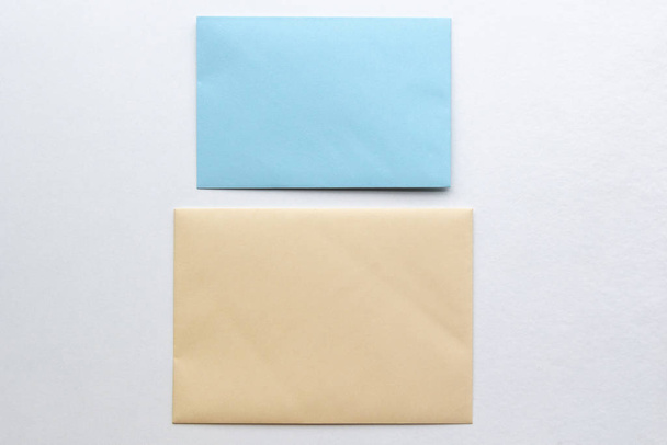 Порожні паперові конверти, листи для пошти на білому тлі, плоский прокладка, вид зверху. Концепція поштової служби або вітальна листівка
 - Фото, зображення