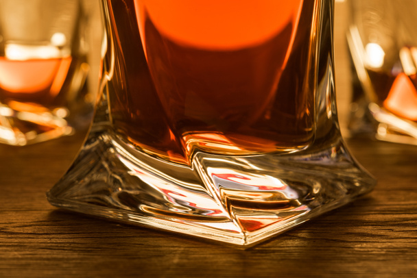 Nahaufnahme von Brandy im Dekanter und Gläsern auf dem Tisch - Foto, Bild