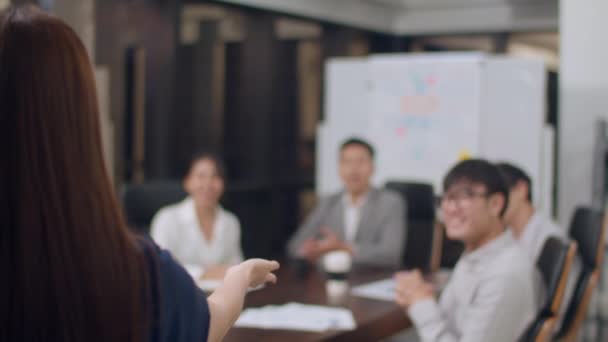 Asia uomini d'affari e donne d'affari si incontrano idee di brainstorming condurre affari presentazione progetto colleghi che lavorano insieme piano strategia di successo godere di lavoro di squadra in piccolo ufficio notturno moderno. - Filmati, video