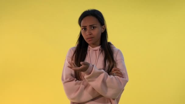 Junge multiethnische Frau unzufrieden mit etwas - Filmmaterial, Video