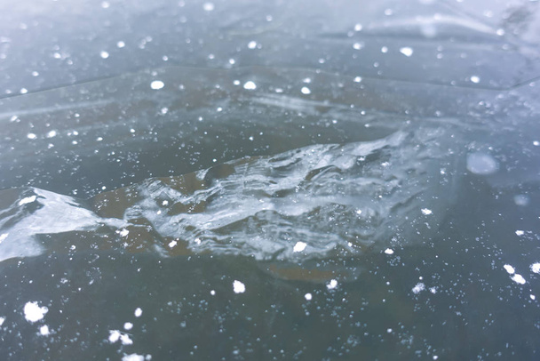 Lago congelado El hielo grueso cubre el lago del bosque. Fondo hermoso invierno
 - Foto, imagen