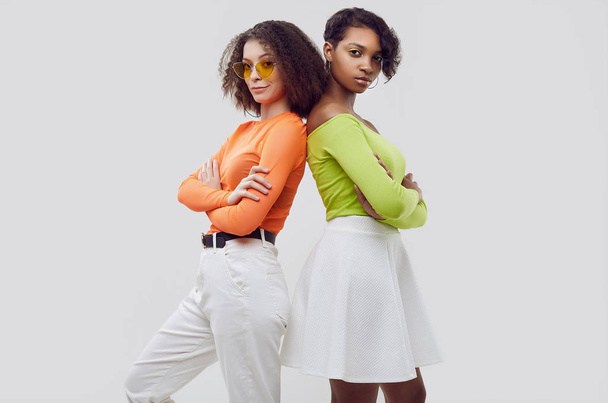 Due giovani belle ragazze hipster in vestiti estivi colorati
 - Foto, immagini