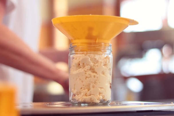 виробництво кварків - сир заповнений рукою в склянці, органічний молочний
 - Фото, зображення