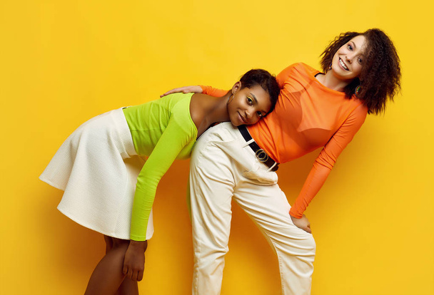 Duas jovens meninas hipster bonitas na moda roupas coloridas de verão
 - Foto, Imagem