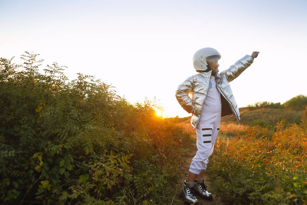 Astronaute futuriste enfant fille avec blanc pleine longueur uniforme et
 - Photo, image