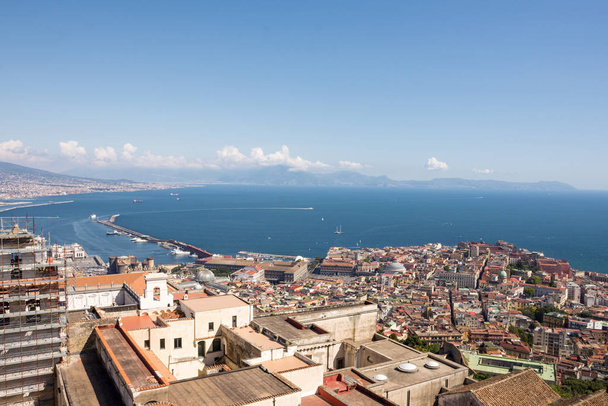 Vista panorâmica sobre a cidade de Nápoles e Vesúvio no backgro
 - Foto, Imagem