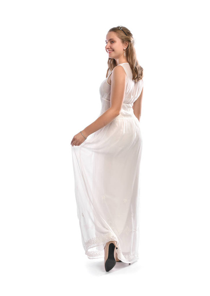Gyönyörű szőke tini lány fehér ruhában  - Fotó, kép