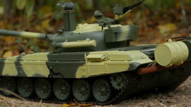 tanque T-72 camuflagem colorir vista lateral, movimento da câmera perto de
 - Filmagem, Vídeo