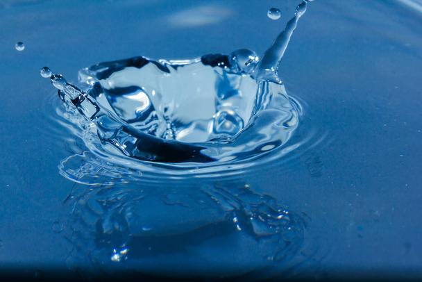 Vesipisaroita, sinisiä vesipisaroita. Pudota vesi lähikuva, Blue vesipisara makro
 - Valokuva, kuva