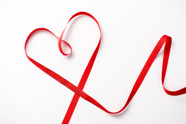 верхний вид красной декоративной сердечной ленты на белом
  - Фото, изображение